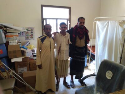 رئيس الهيئة التنفيذية لانتقالي حبان يقدم أدوية طبية للوحدة الصحية بمدينة حبان