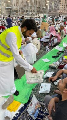 إفطار صائمين لعدد ٥٠٠٠ شخص في مبادرة تطوعية في الحرم الشريف