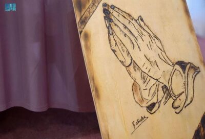 فاطمة الرويلي موهبة سعودية تجيد الرسم والخط بـ “فن الحرق على الخشب”
