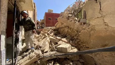 زلزال المغرب العنيف حصيلته تتخطى 800.. والمئات تحت الأنقاض