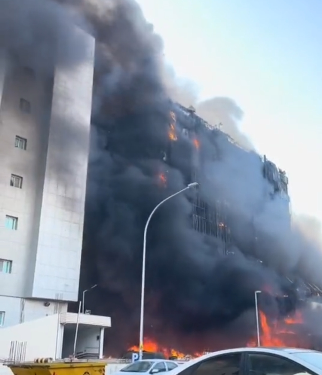 شاهد حريق في  فندق هيلتون غاردن في الرياض .. والدفاع المدني يعلق