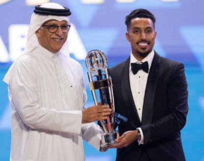لاعب المنتخب السعودي والهلال سالم الدوسري يتوّج بجائزة أفضل لاعب في آسيا 2022