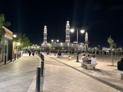 مرشدين سياحيين ينقلون قصصًا مثيرة عن مسجد قباء وبئر أريس في المدينة المنورة