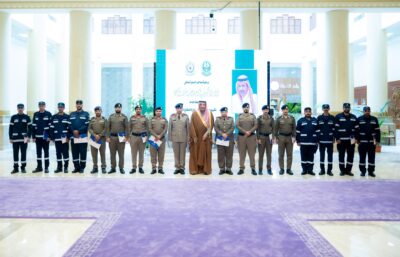 الأمير حسام بن سعود يكرّم عدداً من منسوبي الدفاع المدني في الباحة