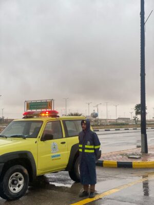 الدفاع المدني في محافظة العويقيلة يتابع الحالة المطرية
