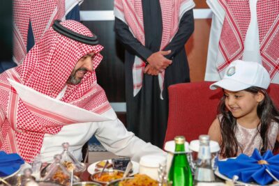 نائب أمير منطقة تبوك يشارك أبنائه الأيتام إفطارهم