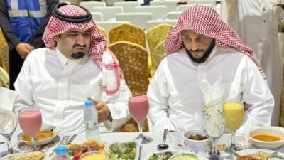 محافظ بيش يشارك الصائمين إفطارهم بجمعية الدعوة ببيش