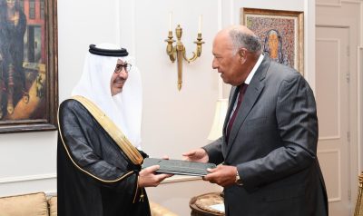 سفير المملكة لدى مصر يسلم نسخة من أوراق اعتماده لوزير الخارجية المصري.