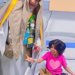 الأمير سلطان بن سلمان يزور معلمه السواط