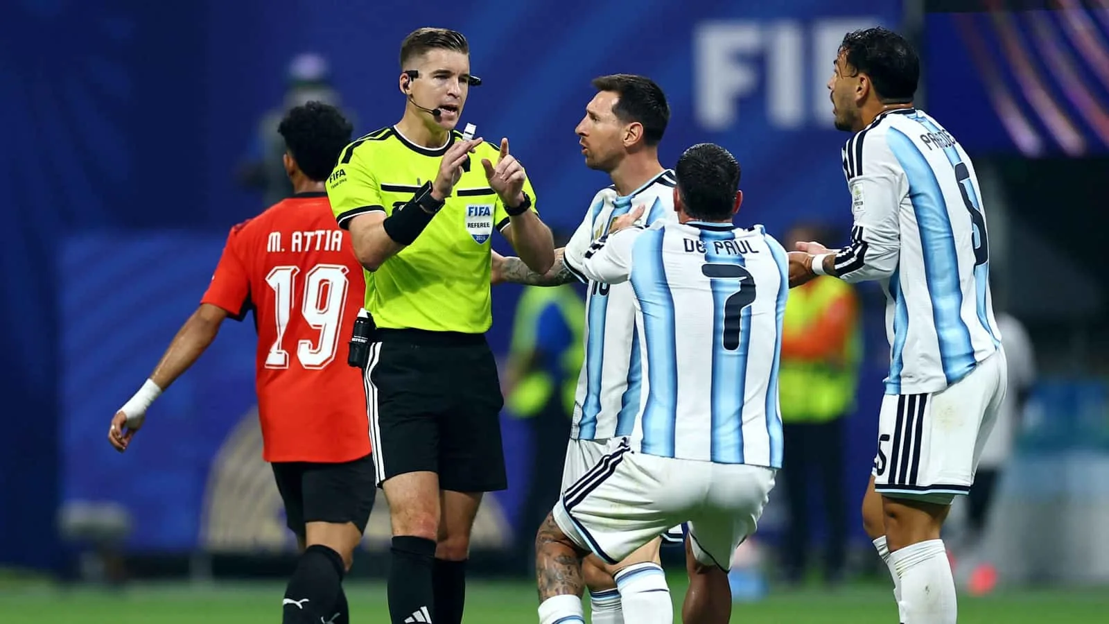 المئات في استقبال المنتخب السويسري بعد «إنجاز المونديال»