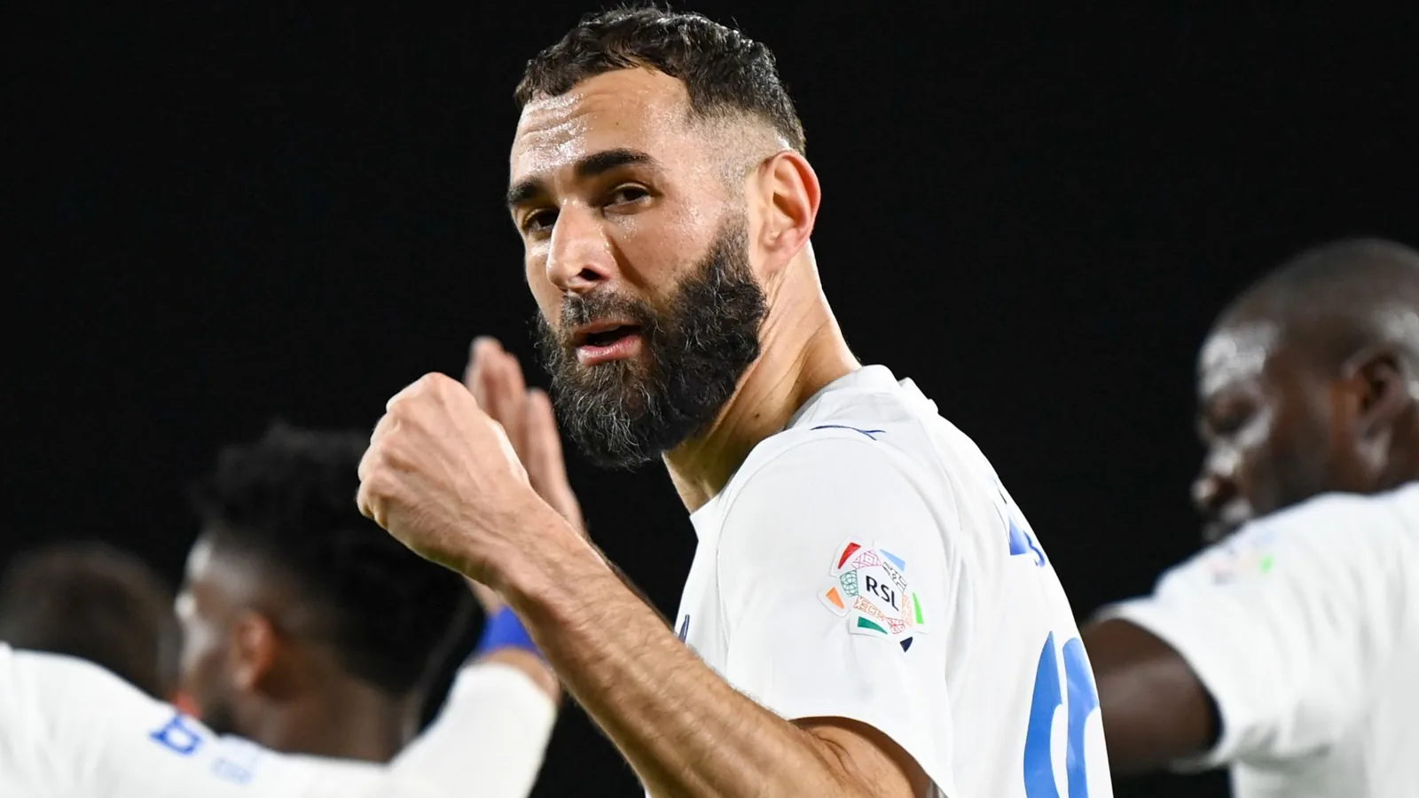 رأسه متحجر.. بنزيما يشعل النيران في الهلال