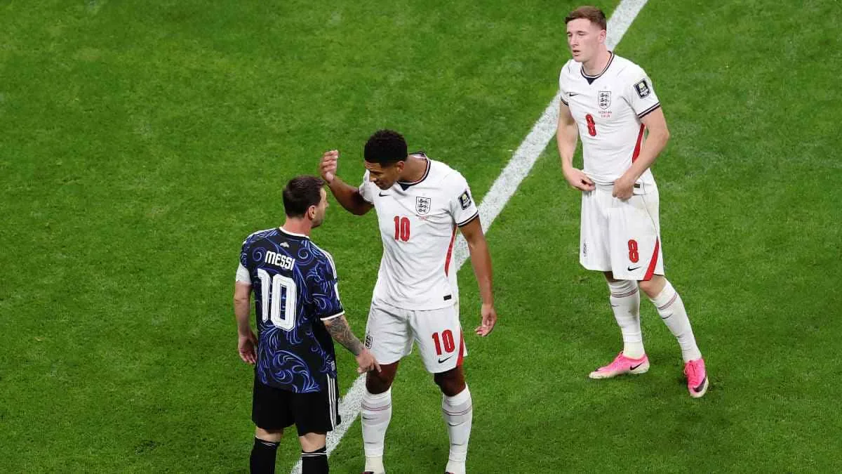 بالفيديو: تصرف غريب.. بيلينجهام مهدد بعقوبة بعد الاعتداء على لاعب الأرجنتين