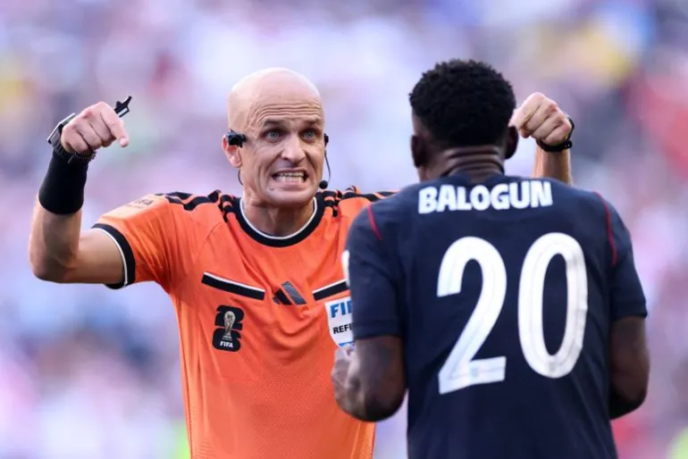 SEATTLE, WASHINGTON - JULY 06: Folarin Balogun #20 of the United States argues with referee Adham Makhadmeh during the FIFA World Cup 2026 Round of 16 match between USA and Belgium at Seattle Stadium on July 06, 2026 in Seattle, Washington. Carl Recine/Getty Images/AFP (Photo by Carl Recine / GETTY IMAGES NORTH AMERICA / Getty Images via AFP)