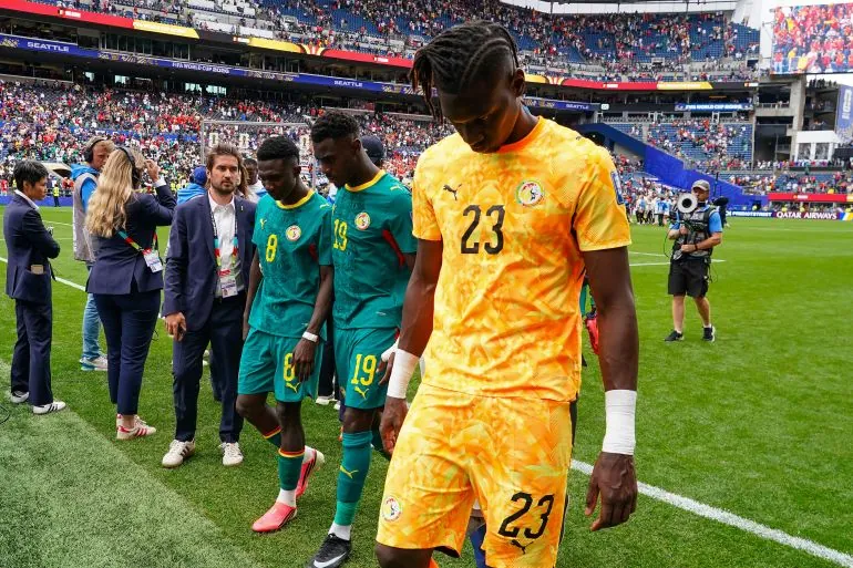 El portero de Senegal Mory Diaw (23) sale de la cancha después de que su equipo cayó 3-2 ante Bélgica en el duelo por los dieciseisavos de final del Mundial, el miércoles 1 de julio de 2026, en Seattle. (AP Foto/Ted S. Warren)