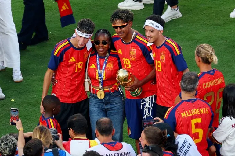 Soccer Football - FIFA World Cup 2026 - Final - Spain v Argentina - New York/New Jersey Stadium, East Rutherford, New Jersey, U.S. - July 19, 2026 Spain's Lamine Yamal with the World Cup trophy as he celebrates with mother Sheila Ebana, cousin Mohamed Abde and friend Souhaib REUTERS/Mike Segar