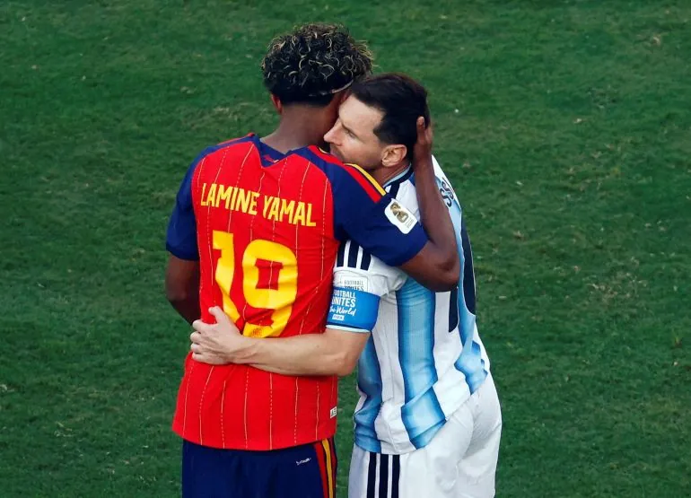Soccer Football - FIFA World Cup 2026 - Final - Spain v Argentina - New York/New Jersey Stadium, East Rutherford, New Jersey, U.S. - July 19, 2026 Spain's Lamine Yamal and Argentina's Lionel Messi embrace after the match as Spain win the World Cup REUTERS/Jeenah Moon TPX IMAGES OF THE DAY