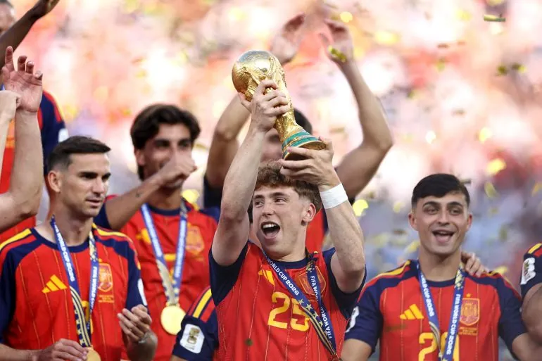 EAST RUTHERFORD, NEW JERSEY - JULY 19: Victor Munoz #25 of Spain lifts the FIFA World Cup Winner’s Trophy after the team’s victory following the FIFA World Cup 2026 Final match between Spain and Argentina at New York New Jersey Stadium on July 19, 2026 in East Rutherford, New Jersey. Buda Mendes/Getty Images/AFP (Photo by Buda Mendes / GETTY IMAGES NORTH AMERICA / Getty Images via AFP)