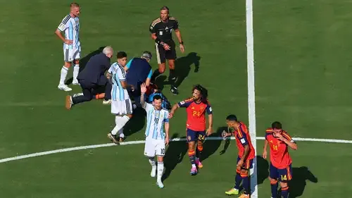 حديث ميسي وكوكوريلا بعد طرد إنزو فرنانديز