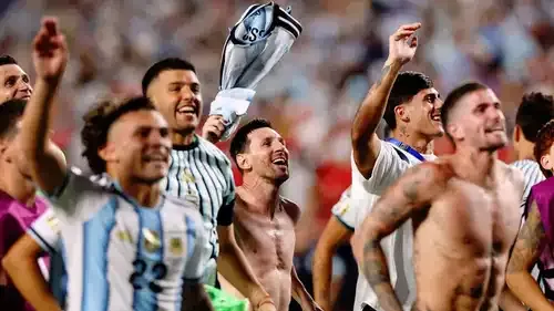 لاعبو الأرجنتين يحتفلون بالتأهل لنصف نهائي المونديال